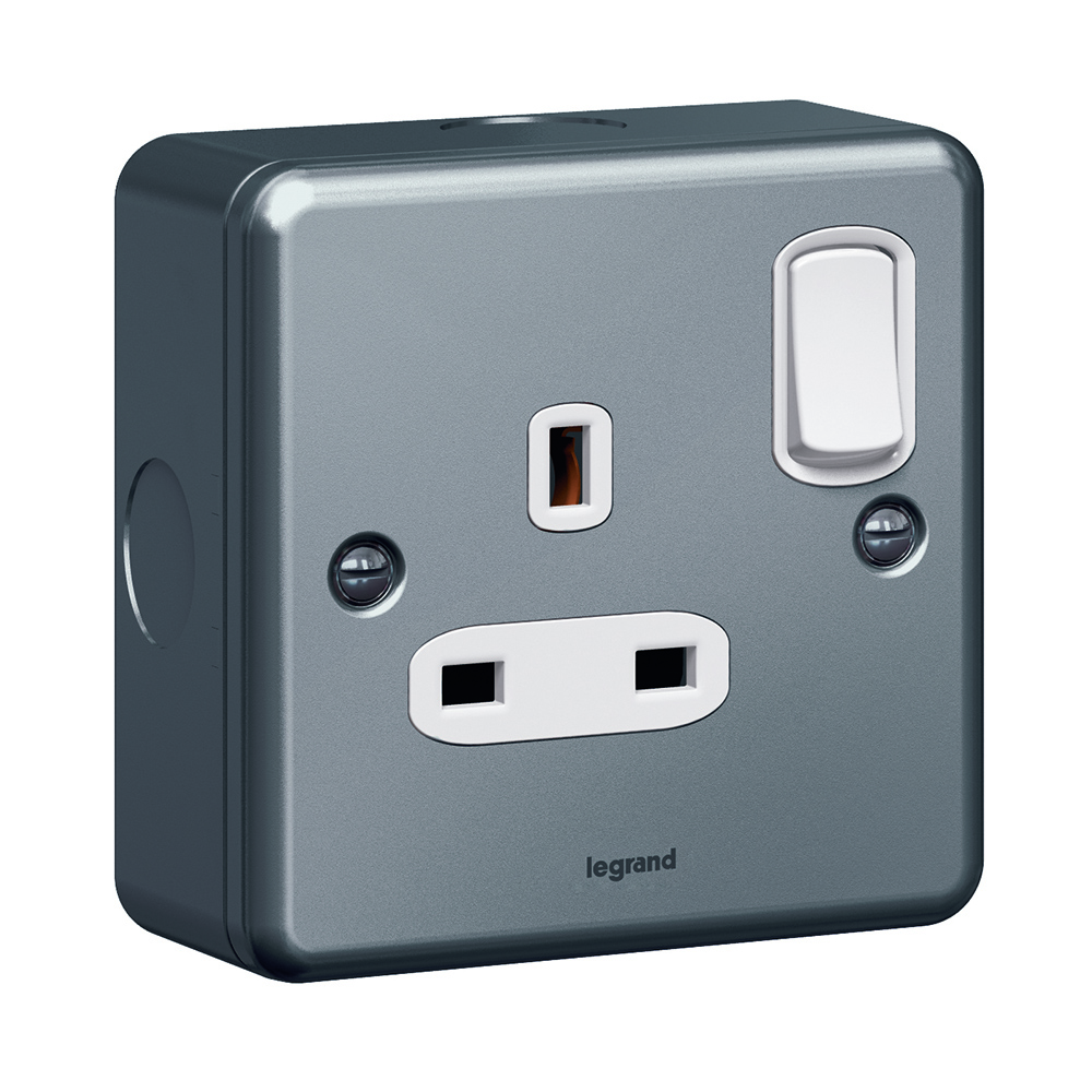 13 A Sgle switch metal-clad Socket