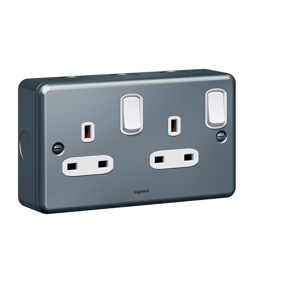13 A Twin switch metal-clad Socket